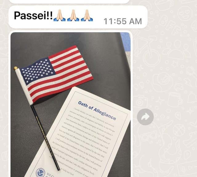 Mensagem de WhatsApp de uma aluna: “Passei! Esperando agora a cerimônia”, com foto da bandeira e do juramento.