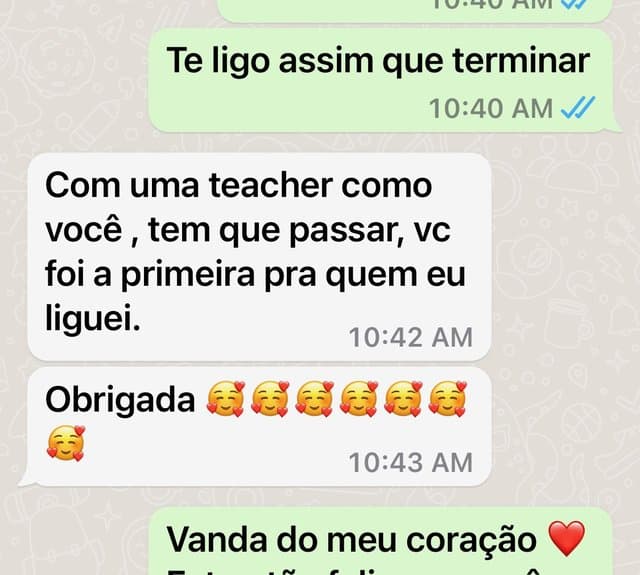 Mensagem de WhatsApp de uma aluna: “com uma teacher como você, tem que passar. Estou tão feliz por você!”.